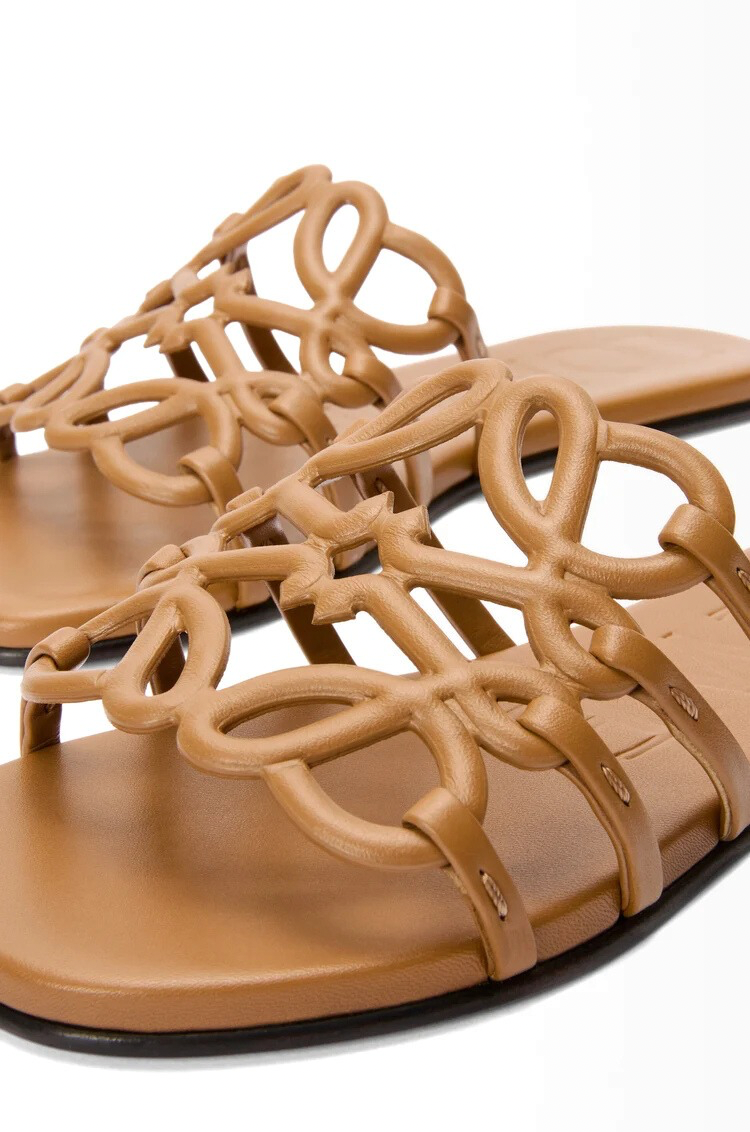 LOEWE Petal Anagram slide in soft calfskin Camel - Image 2